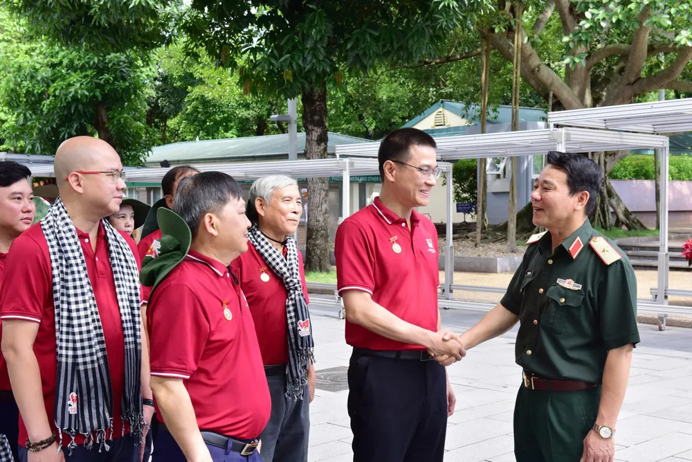 Phó trưởng Ban Tuyên giáo và Dân vận Thành ủy Nguyễn Việt Long cùng trò chuyện với Thiếu tướng Phạm Văn Hiếu - Bí thư Đảng ủy Đoàn 969, Chính ủy Bộ Tư lệnh Lăng Chủ tịch Hồ Chí Minh. đoàn đại biểu trí thức TP.HCM (1).jpg