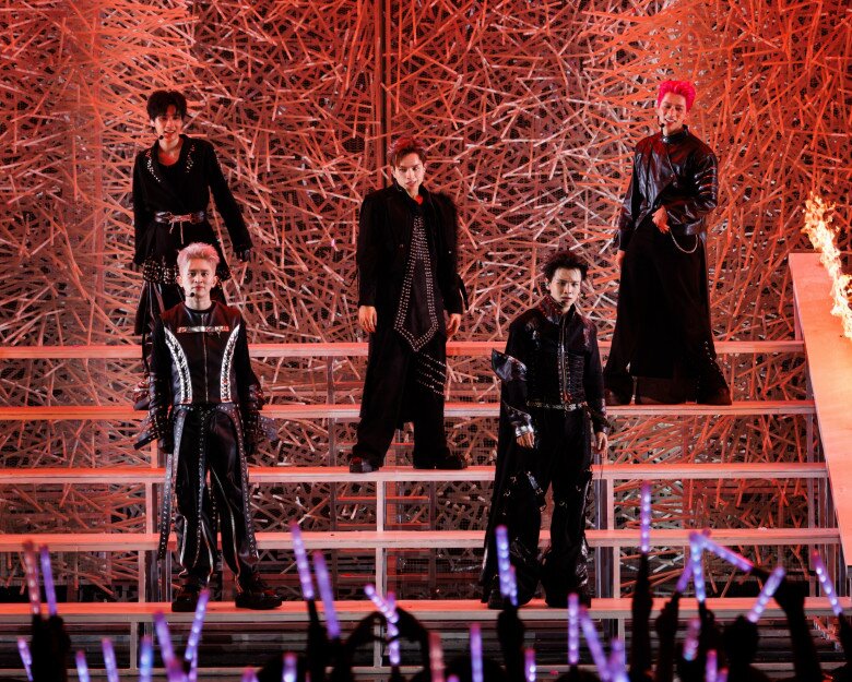 "Anh trai say hi" tập 2: Vũ Cát Tường rơi nước mắt, Liên quân 2 giành chiến thắng sít sao 11 Đội “Thiêu thân” xây dựng concept ấn tượng.