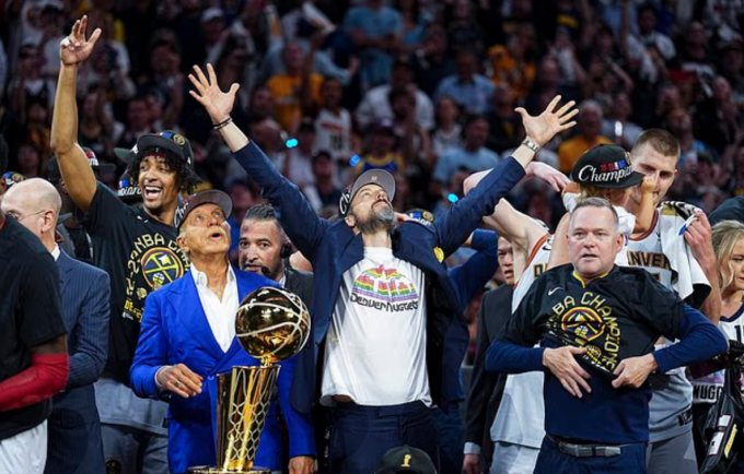 Cuộc thanh trừng ở thượng tầng Arsenal 3 Stan (thứ hai từ trái sang) và Josh Kroenke (giữa) ăn mừng chức vô địch NBA đầu tiên của Denver Nuggets. Ảnh: AP