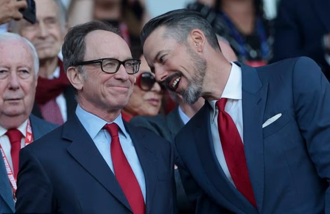 Cuộc thanh trừng ở thượng tầng Arsenal 2 Tim Lewis (trái) và Josh Kroenke - con trai của chủ sở hữu Arsenal Stan Kroenke. Ảnh: Daily Mail