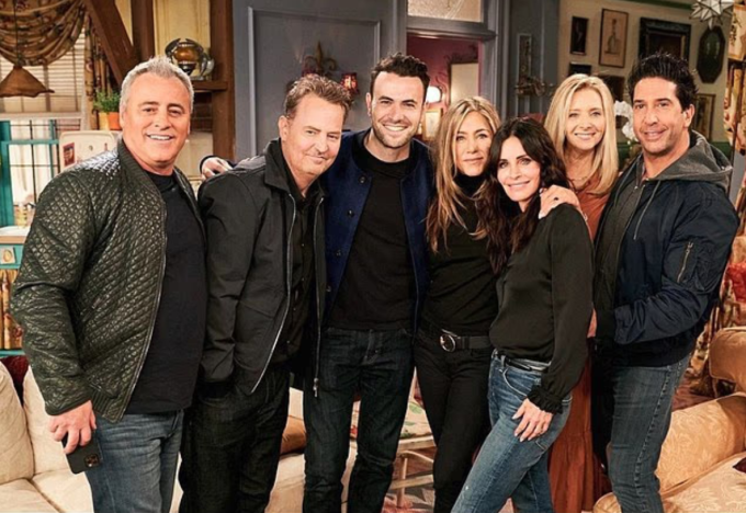 Cuộc thanh trừng ở thượng tầng Arsenal 4 Nhà sản xuất từng đoạt giải Emmy Ben Winston (ở giữa), trong ảnh chụp với các diễn viên của loạt phim truyền hình hài kịch Friends, được đưa vào hội đồng quản trị Arsenal với tư cách là giám đốc không điều hành.