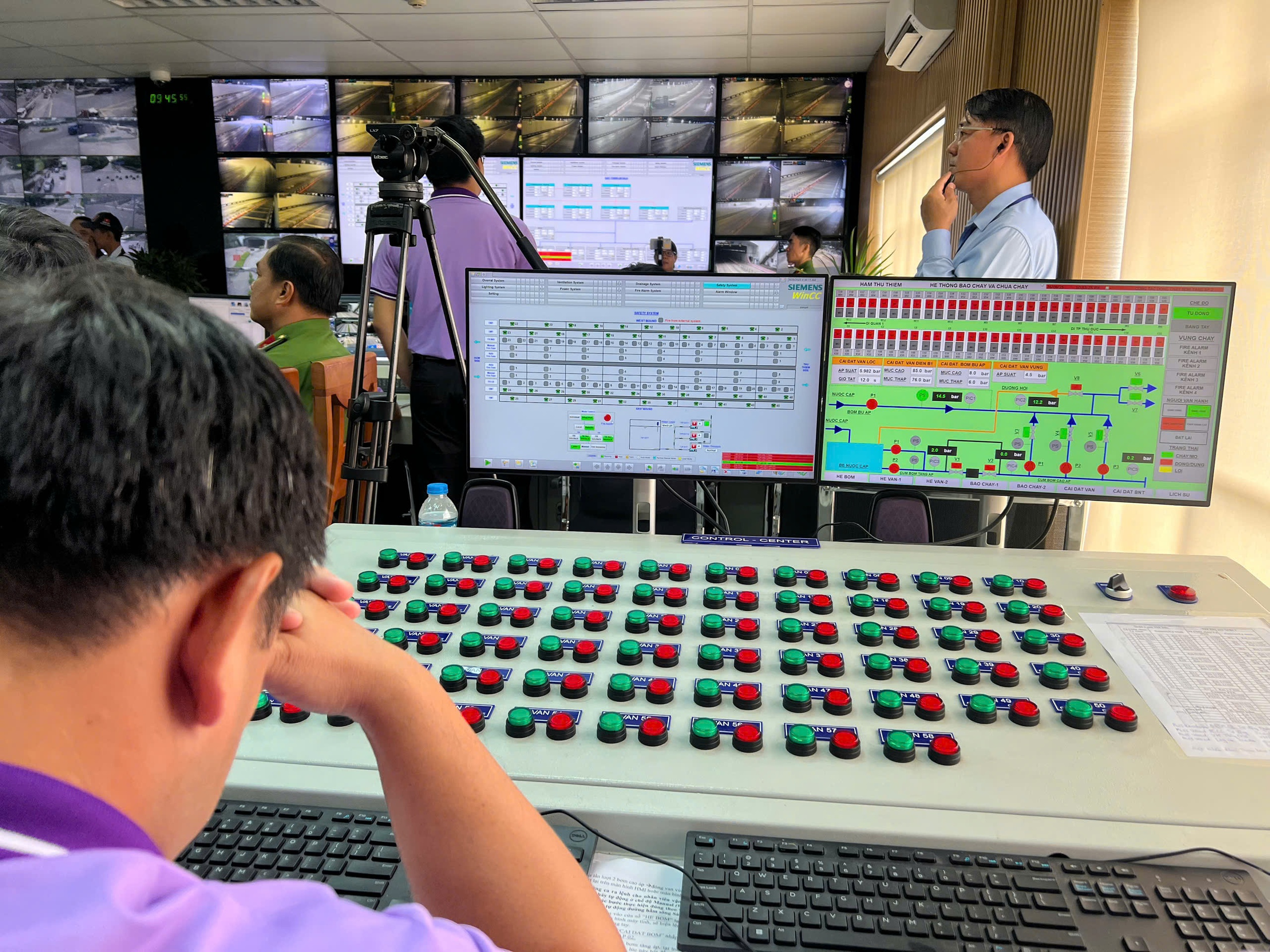 TP.HCM diễn tập PCCC hầm sông Sài Gòn, có robot TAF35 - Ảnh 2. TP.HCM diễn tập PCCC hầm sông Sài Gòn, có robot TAF35 - Ảnh 2.