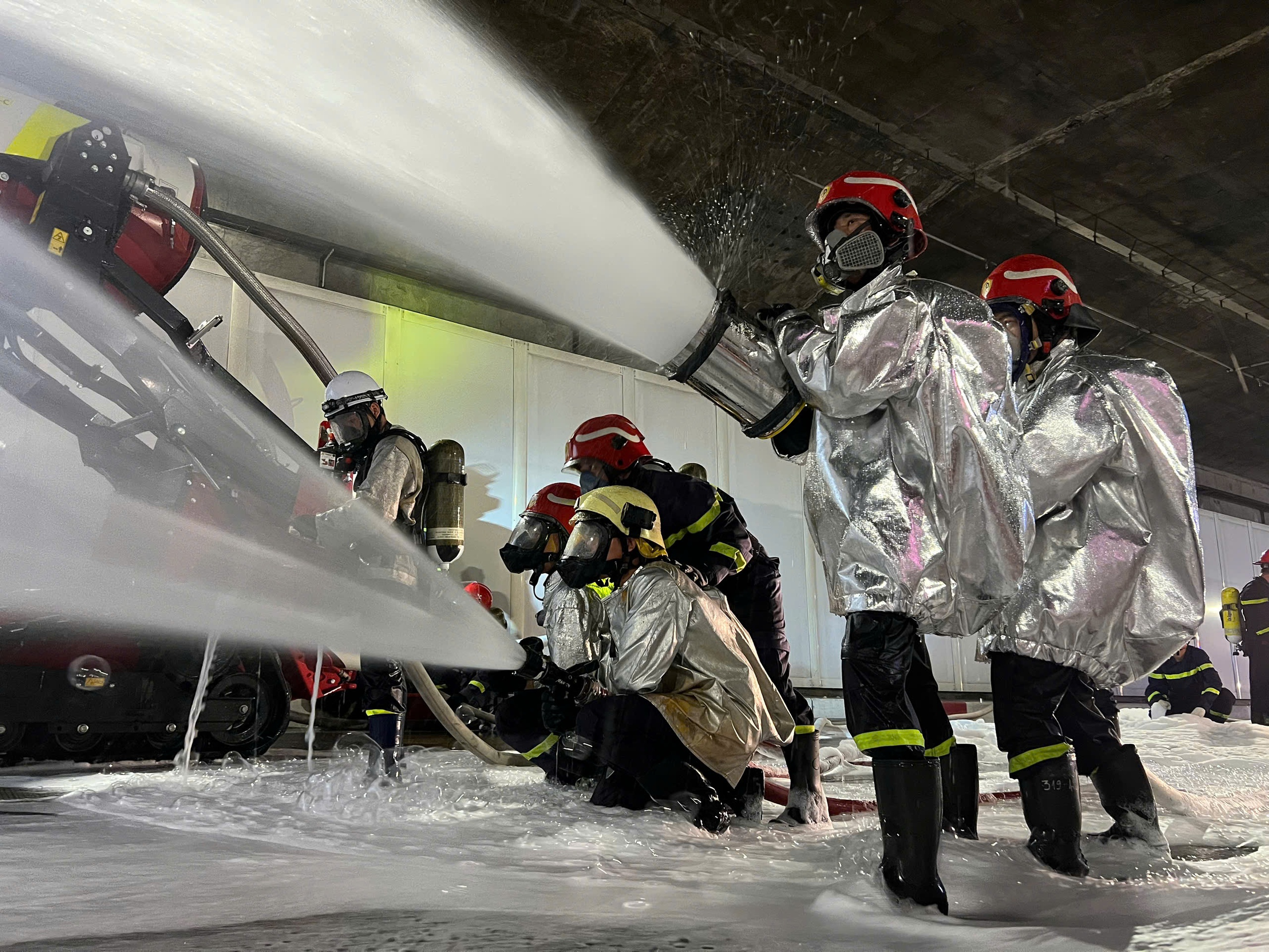 TP.HCM diễn tập PCCC hầm sông Sài Gòn, có robot TAF35 - Ảnh 4. TP.HCM diễn tập PCCC hầm sông Sài Gòn, có robot TAF35 - Ảnh 4.