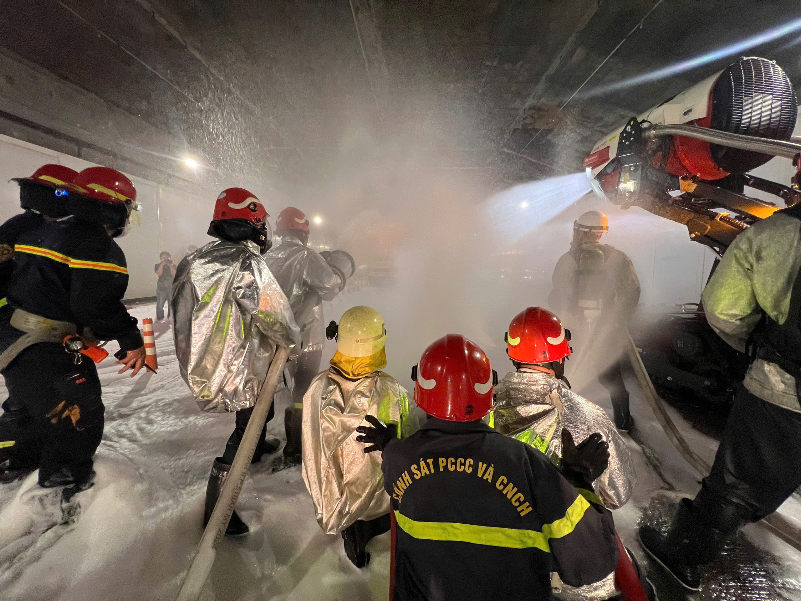 TP.HCM diễn tập PCCC hầm sông Sài Gòn, có robot TAF35 - Ảnh 5. TP.HCM diễn tập PCCC hầm sông Sài Gòn, có robot TAF35 - Ảnh 5.