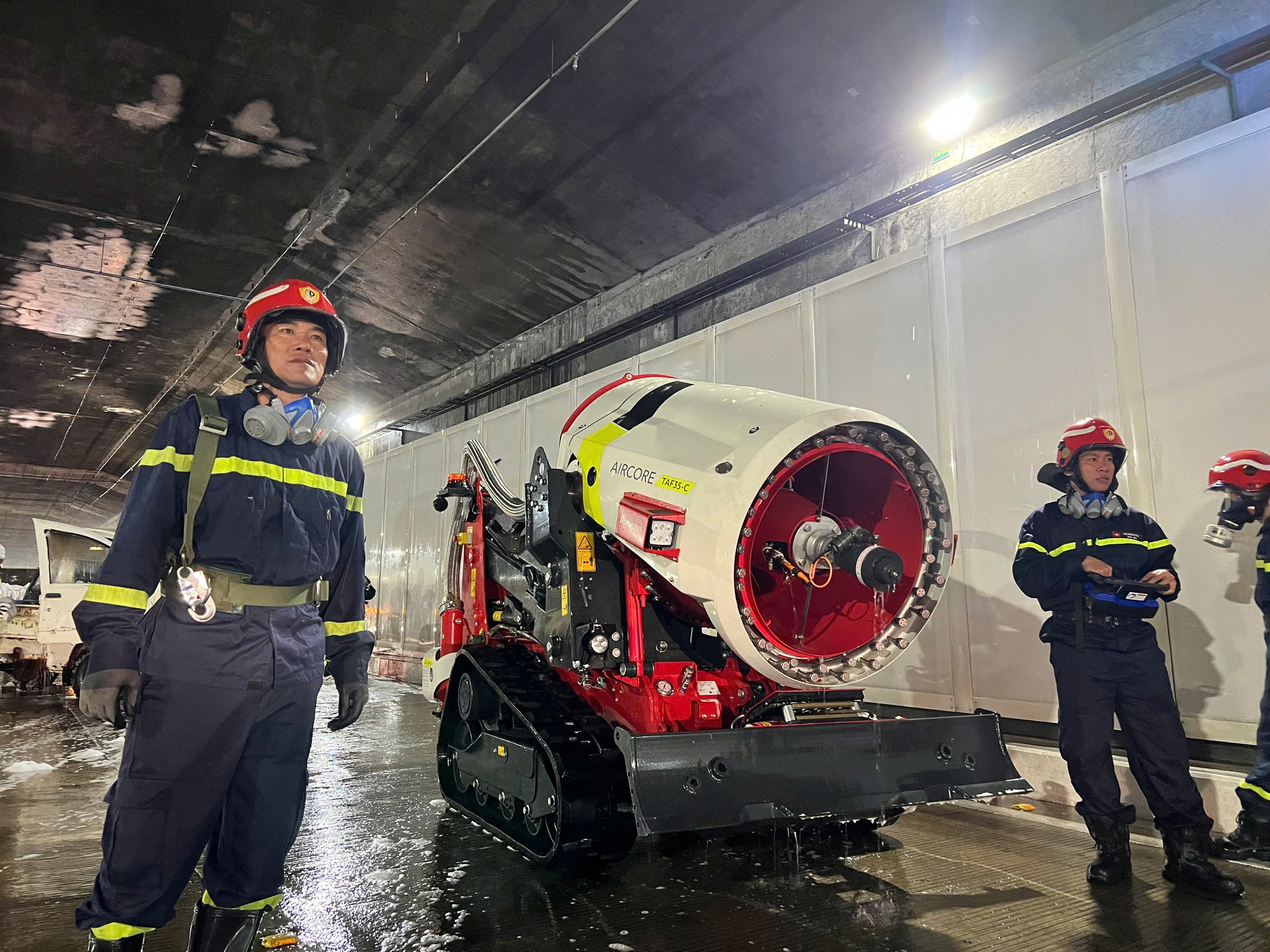 TP.HCM diễn tập PCCC hầm sông Sài Gòn, có robot TAF35 - Ảnh 6. TP.HCM diễn tập PCCC hầm sông Sài Gòn, có robot TAF35 - Ảnh 6.
