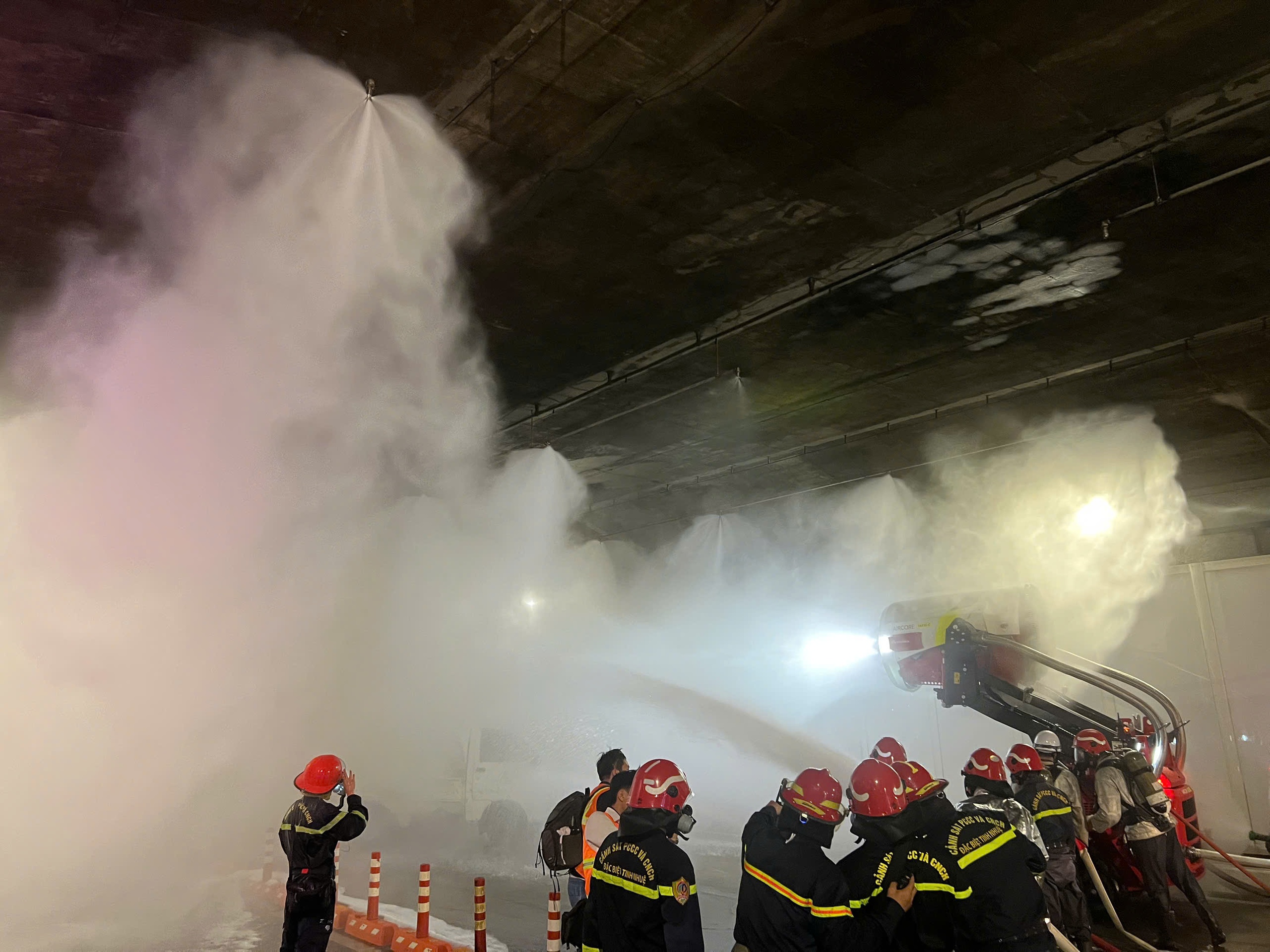 TP.HCM diễn tập PCCC hầm sông Sài Gòn, có robot TAF35 - Ảnh 7. TP.HCM diễn tập PCCC hầm sông Sài Gòn, có robot TAF35 - Ảnh 7.