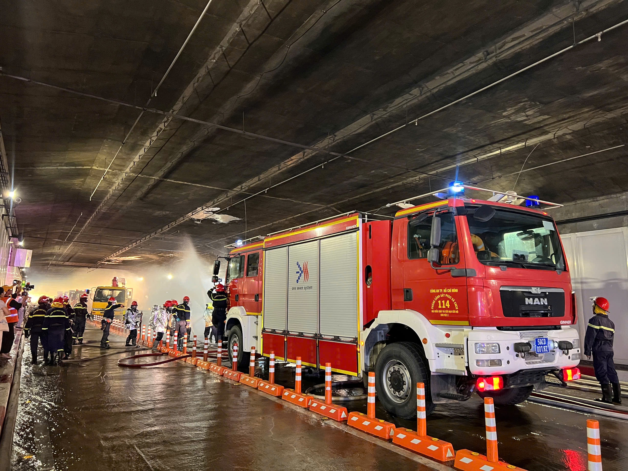 TP.HCM diễn tập PCCC hầm sông Sài Gòn, có robot TAF35 - Ảnh 8. TP.HCM diễn tập PCCC hầm sông Sài Gòn, có robot TAF35 - Ảnh 8.