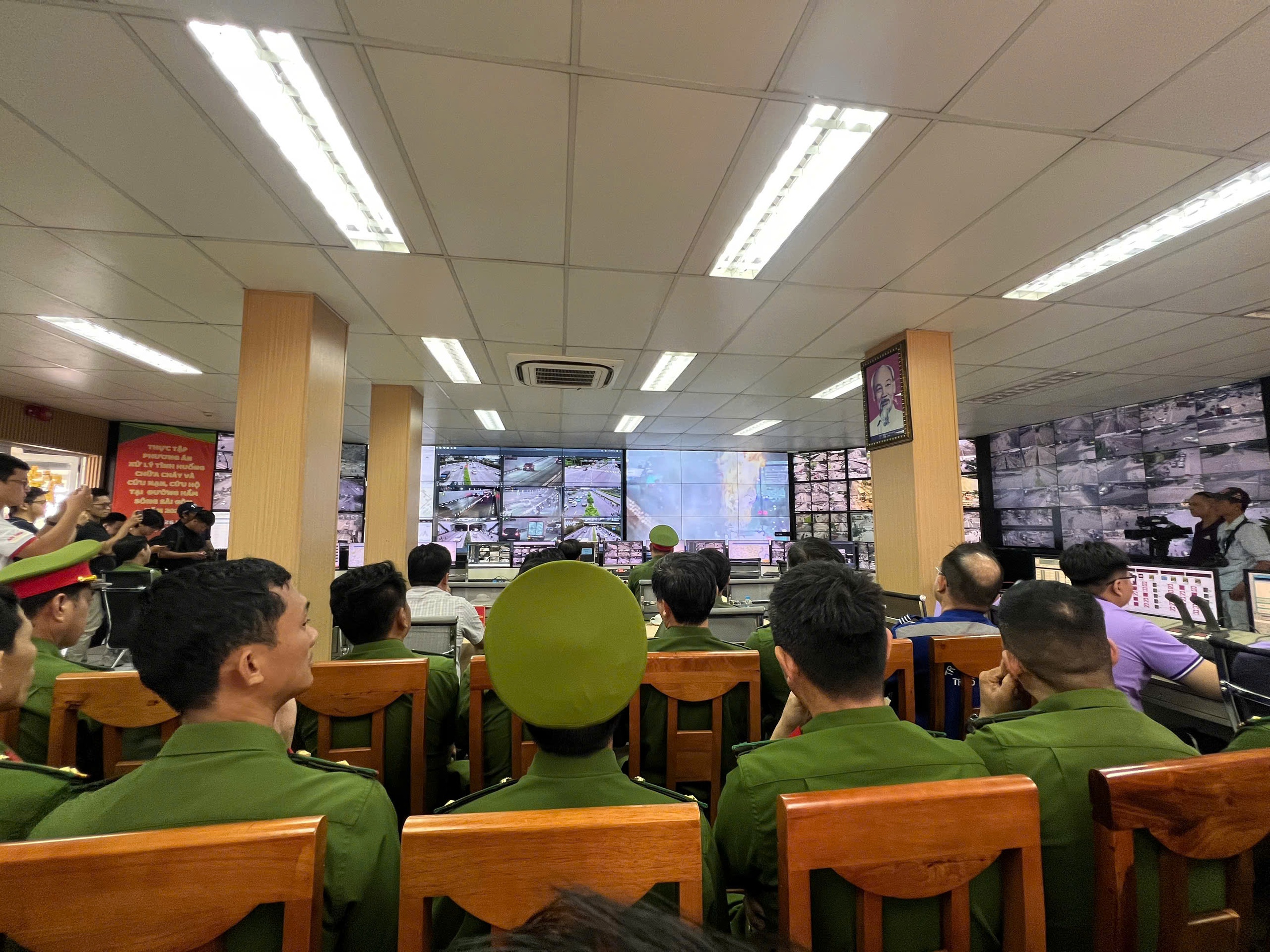 TP.HCM diễn tập PCCC hầm sông Sài Gòn, có robot TAF35 - Ảnh 9. TP.HCM diễn tập PCCC hầm sông Sài Gòn, có robot TAF35 - Ảnh 9.