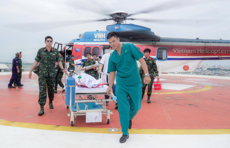 Hơn cả phim: Nghẹt thở khoảnh khắc hạ cánh của chuyến bay cấp cứu từ Trường Sa về TP.HCM giữa bão Bualoi- Ảnh 2.