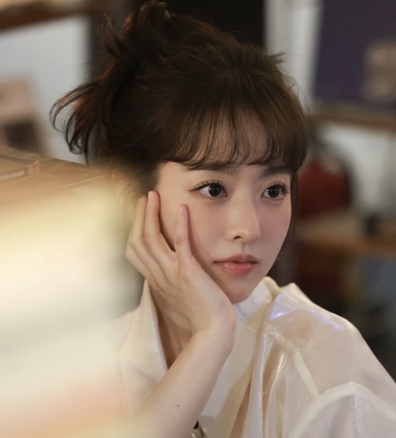 Mỹ nhân sở hữu đôi mắt đẹp nhất showbiz U40 vẫn như nữ sinh: Ăn loại quả "chống già" mỗi sáng, có 1 vật bất ly thân 4 Ở tuổi U40, Park Bo Young vẫn được khen ngợi với gương mặt ngọt ngào, đôi mắt trong veo và vóc dáng nhỏ nhắn, khỏe khoắn. Tất cả không đến từ bí quyết xa xỉ, mà nhờ thói quen ăn táo mỗi sáng, uống đủ nước, bảo vệ da cẩn thận và duy trì vận động hợp lý. Chính sự kỷ luật ấy đã biến Park Bo Young thành biểu tượng nhan sắc “không tuổi” của showbiz Hàn, minh chứng rằng sự trẻ đẹp hoàn toàn có thể được nuôi dưỡng từ những điều giản dị mỗi ngày.