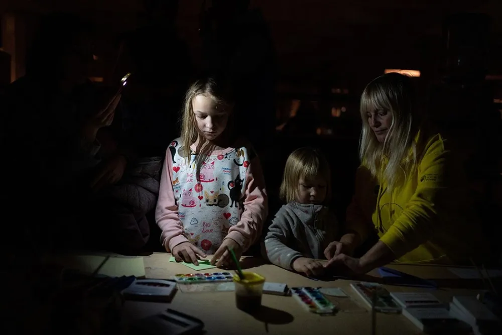 Một hộ gia đình ở Ukraine bị mất điện vào mùa đông năm 2022. Ảnh: UNICEF/Filippov 2.jpg