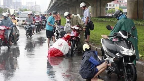 dừng xe, dừng xe mặc áo mưa, vi phạm giao thông