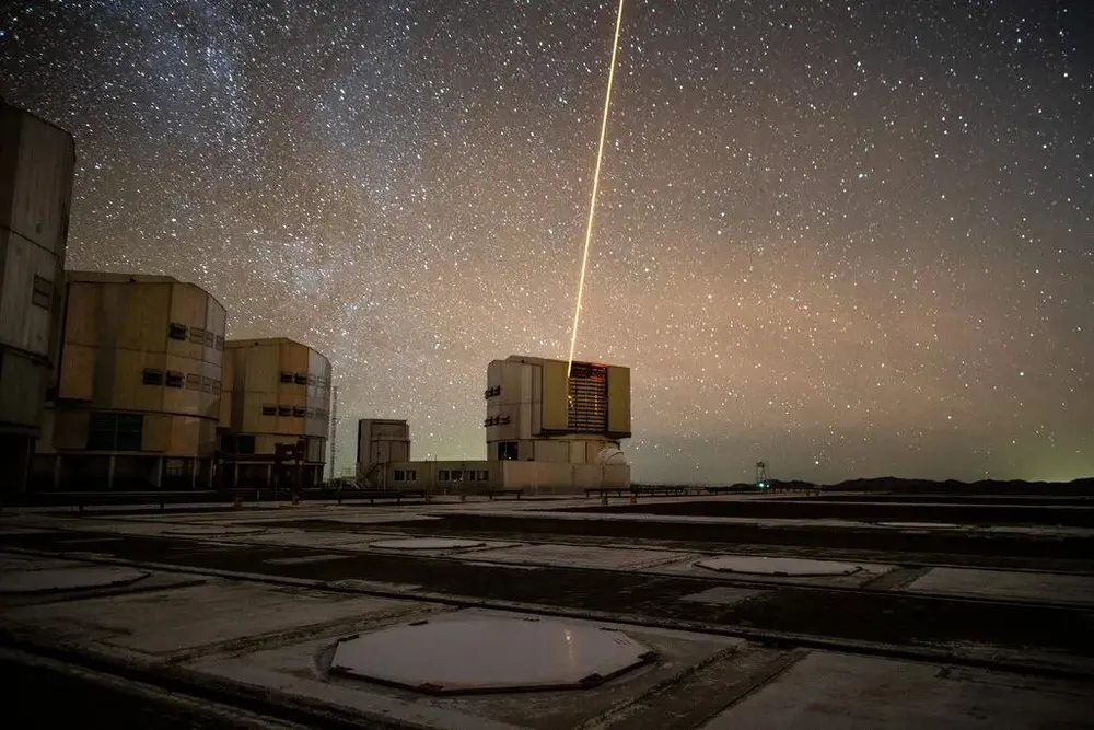 Một kính viễn vọng chiếu tia laser lên bầu trời tại đài quan sát Paranal, khu vực sa mạc Atacama ở Chile. Ảnh: THE NEW YORK TIMES Sa-mac-Atacama.jpg