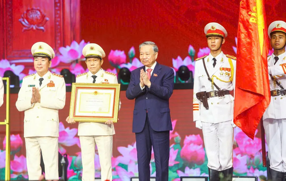 Tại lễ kỷ niệm 80 năm Ngày truyền thống Công an nhân dân, 20 năm Ngày hội toàn dân bảo vệ an ninh Tổ quốc, Tổng Bí thư Tô Lâm trao Huân chương Sao vàng lần thứ 5 tặng lực lượng Công an nhân dân. Ảnh: PHI HÙNG 159c4a58ce9044ce1d81.jpg