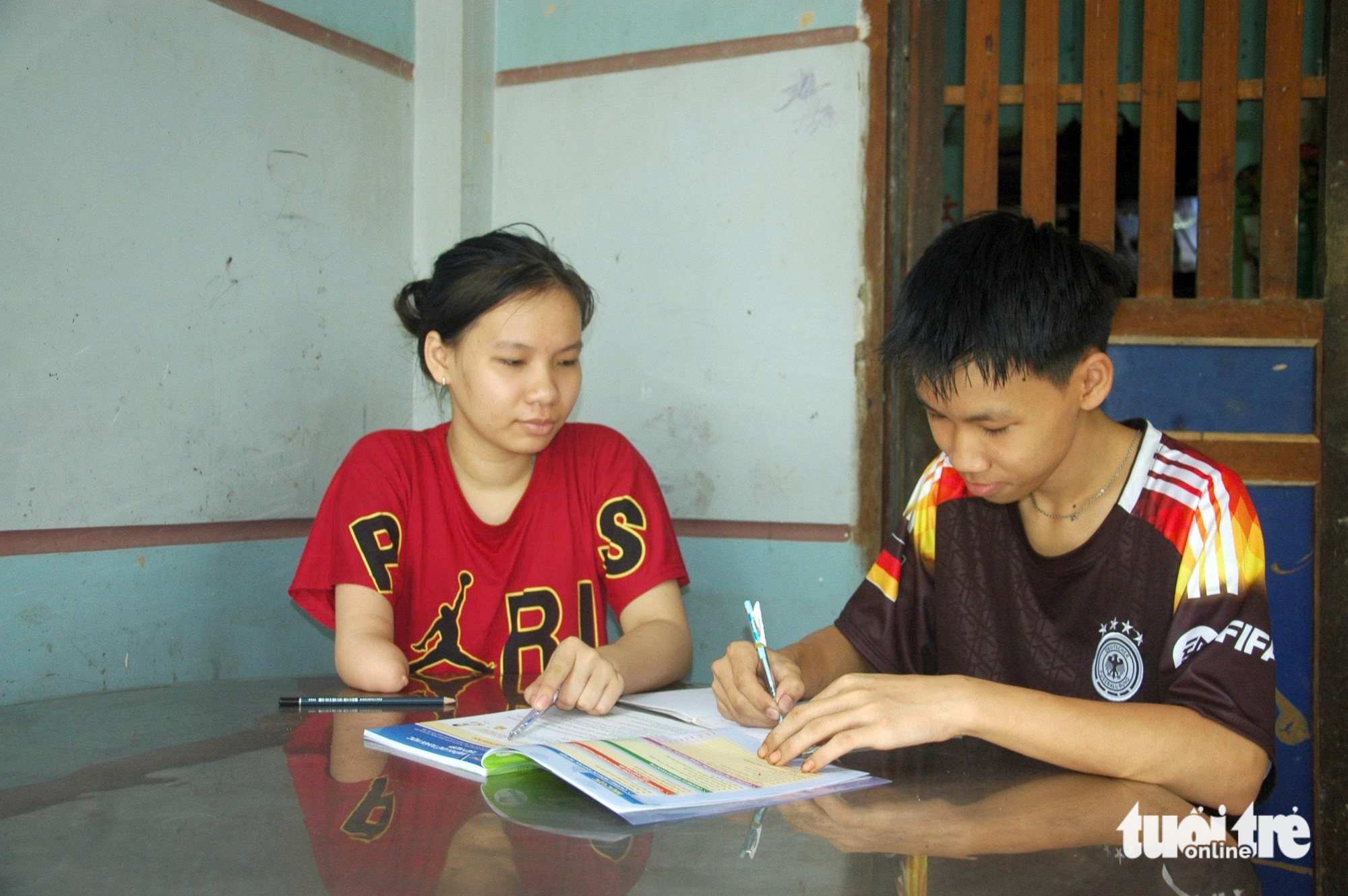 Chỉ có 1 cánh tay, Hồng Thương là học sinh giỏi tỉnh, đậu Đại học Sư phạm TP.HCM 28,78 điểm - Ảnh 2.