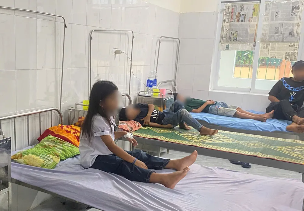 40 em học sinh nghi ngộ độc cấp cứu sau khi nhập viện cấp cứu, sức khỏe đã cơ bản ổn định. Ảnh: BẢO THIÊN pho-hieu-truong (2).jpg