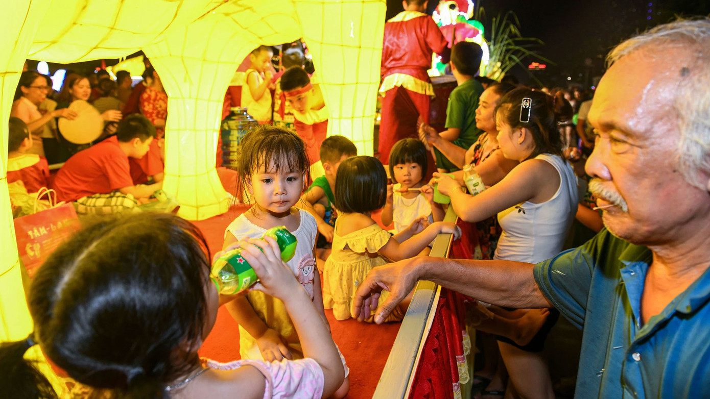 Lễ hội đèn lồng Tuyên Quang - Ánh sáng tuổi thơ từ bàn tay cộng đồng - Ảnh 6.