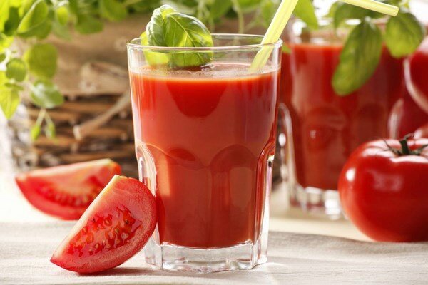 Cà chua chứa lycopene, vitamin A và C giúp da hồng hào, giảm nám sạm và chống tia UV. Nước ép cà chua ít calo, giàu chất xơ, tạo cảm giác no lâu, hỗ trợ kiểm soát cân nặng. Kết hợp cùng cần tây, cà rốt càng tăng hiệu quả làm đẹp.