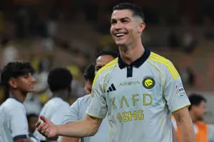 Hamidin tìm công lý cho bóng đá Malaysia; HLV bị sa thải vì thua Ronaldo liên tục