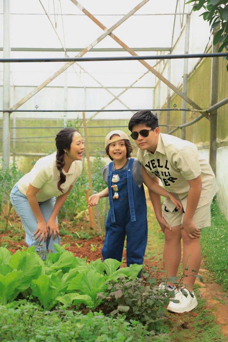 Thanh Thuý cùng hai con trai Tết và Cà Phê (từ trái sang).