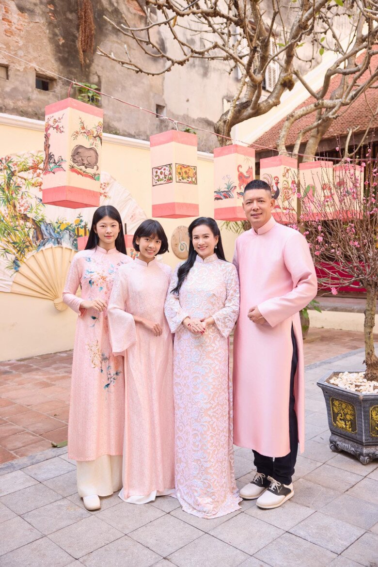 Con sao Việt trên sân bóng rổ: Quý tử của Lệ Quyên sang Mỹ thi đấu, ái nữ nhà Quyền Linh đúng chuẩn nữ thần 10 2 con gái của Bình Minh đều phát triển chiều cao tốt nhờ chơi thể thao.