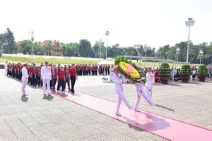 Đoàn đại biểu trí thức TP.HCM vào Lăng viếng Chủ tịch Hồ Chí Minh