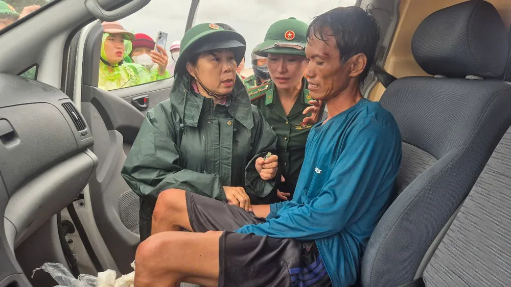 Người dân được ứng cứu vào bờ an toàn. Ảnh: BT vu-2-tau-ca-gap-nan-ngu-dan-qua-cam-dung-thuyen-nho-vuot-song-du-cuu-7-nguoi-1.jpg