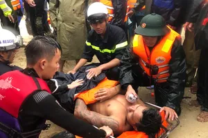 Vụ 2 tàu cá TP.HCM gặp nạn: Ngư dân sống sót sau nhiều giờ ôm trụ nổi trên biển