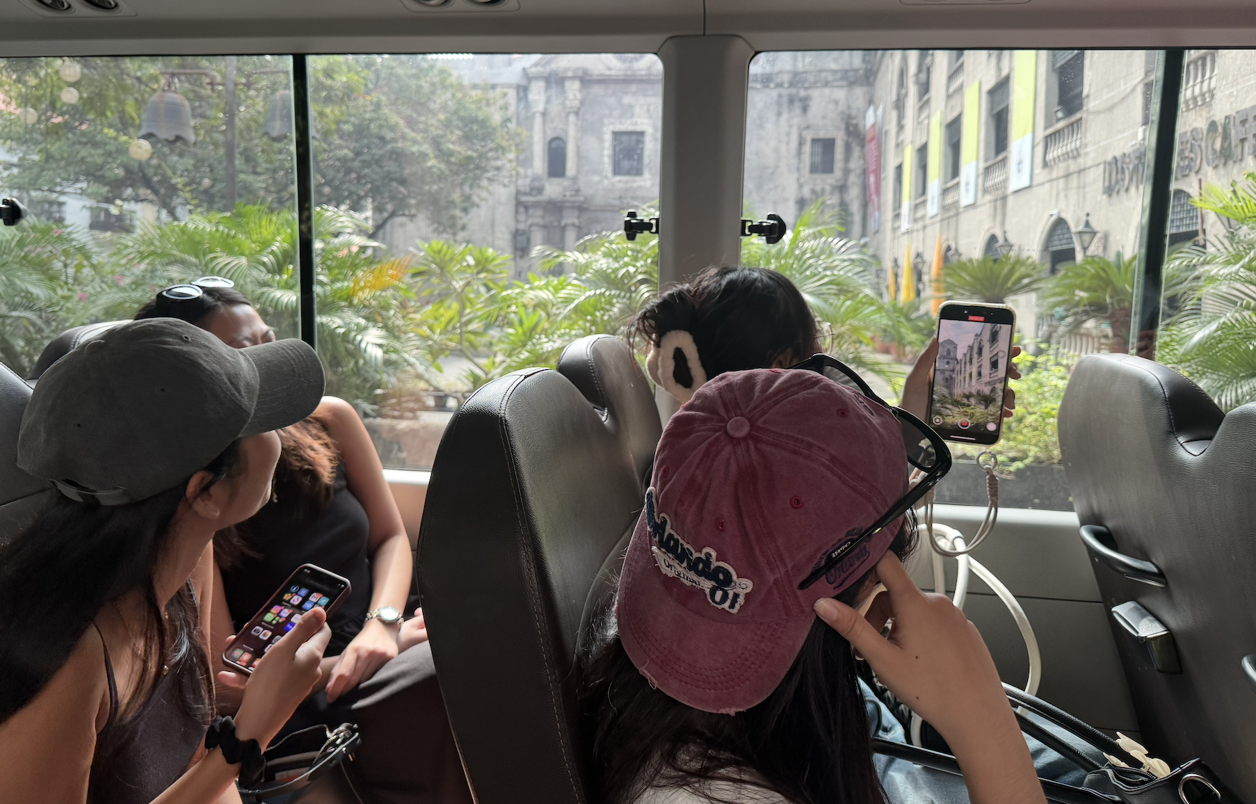 Sau bão, người dân và du khách Philippines đổ xô đi hội chợ ngày cuối tuần - Ảnh 2.