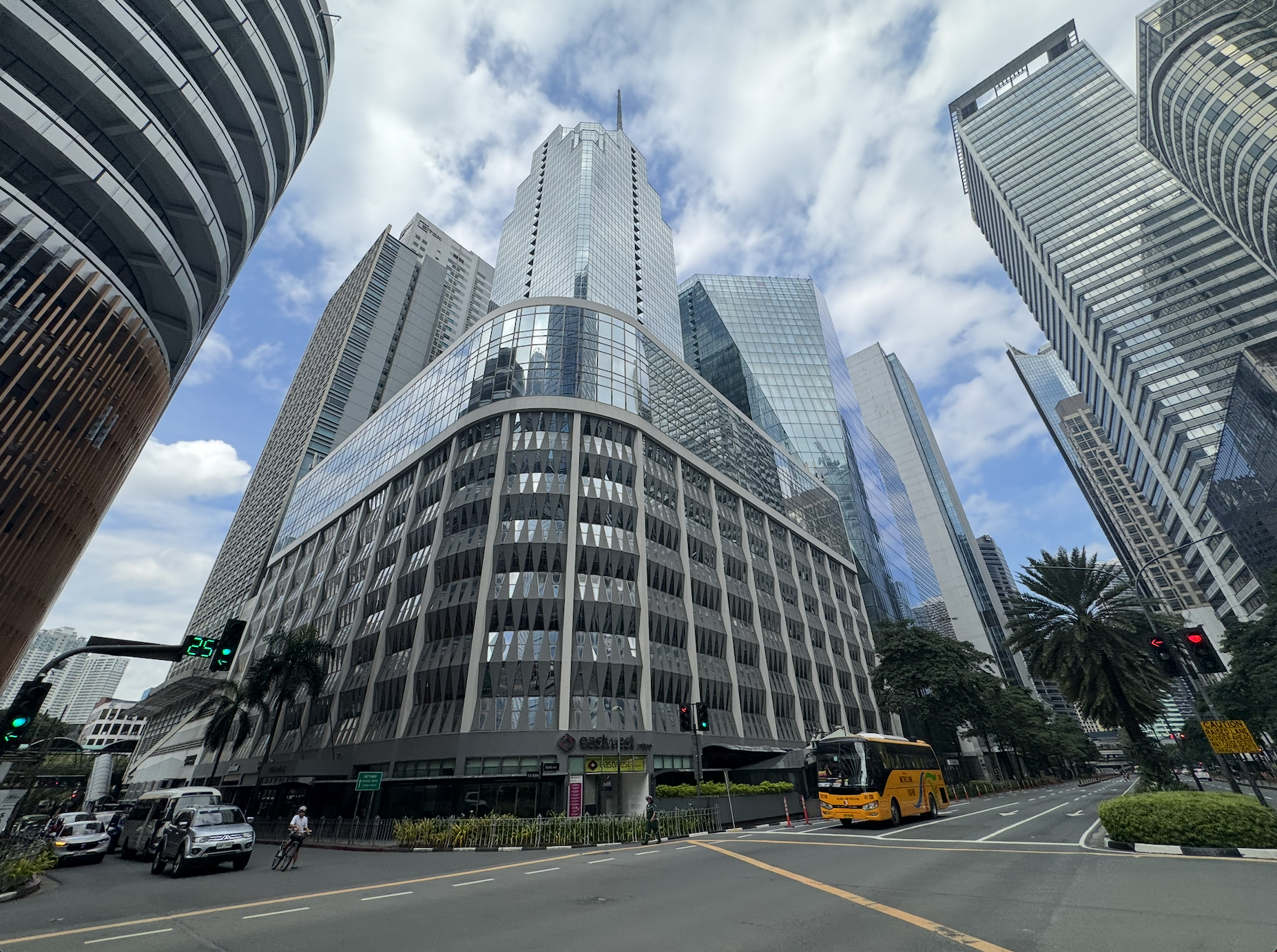 Sau bão, người dân và du khách Philippines đổ xô đi hội chợ ngày cuối tuần - Ảnh 3.