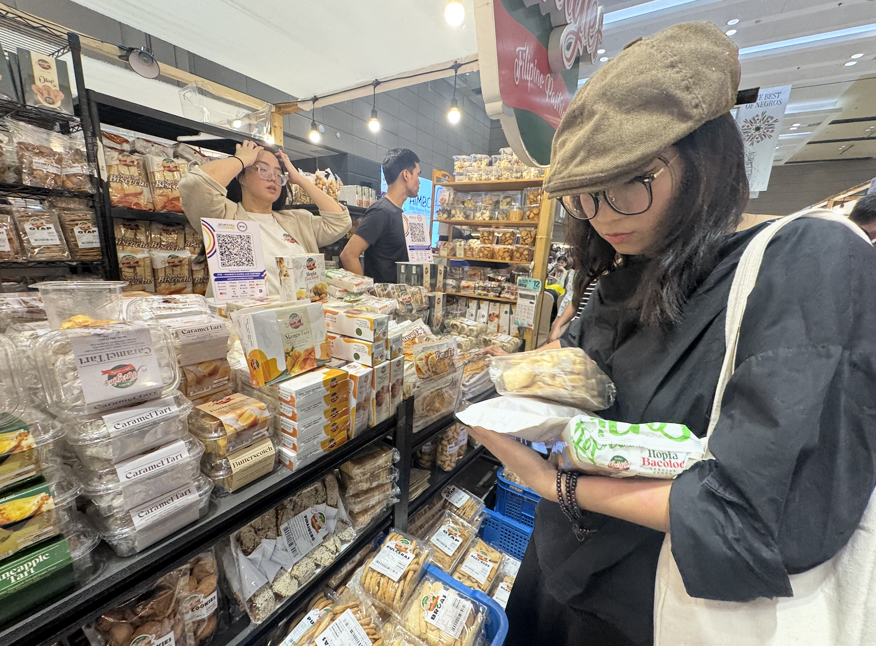 Sau bão, người dân và du khách Philippines đổ xô đi hội chợ ngày cuối tuần - Ảnh 7.