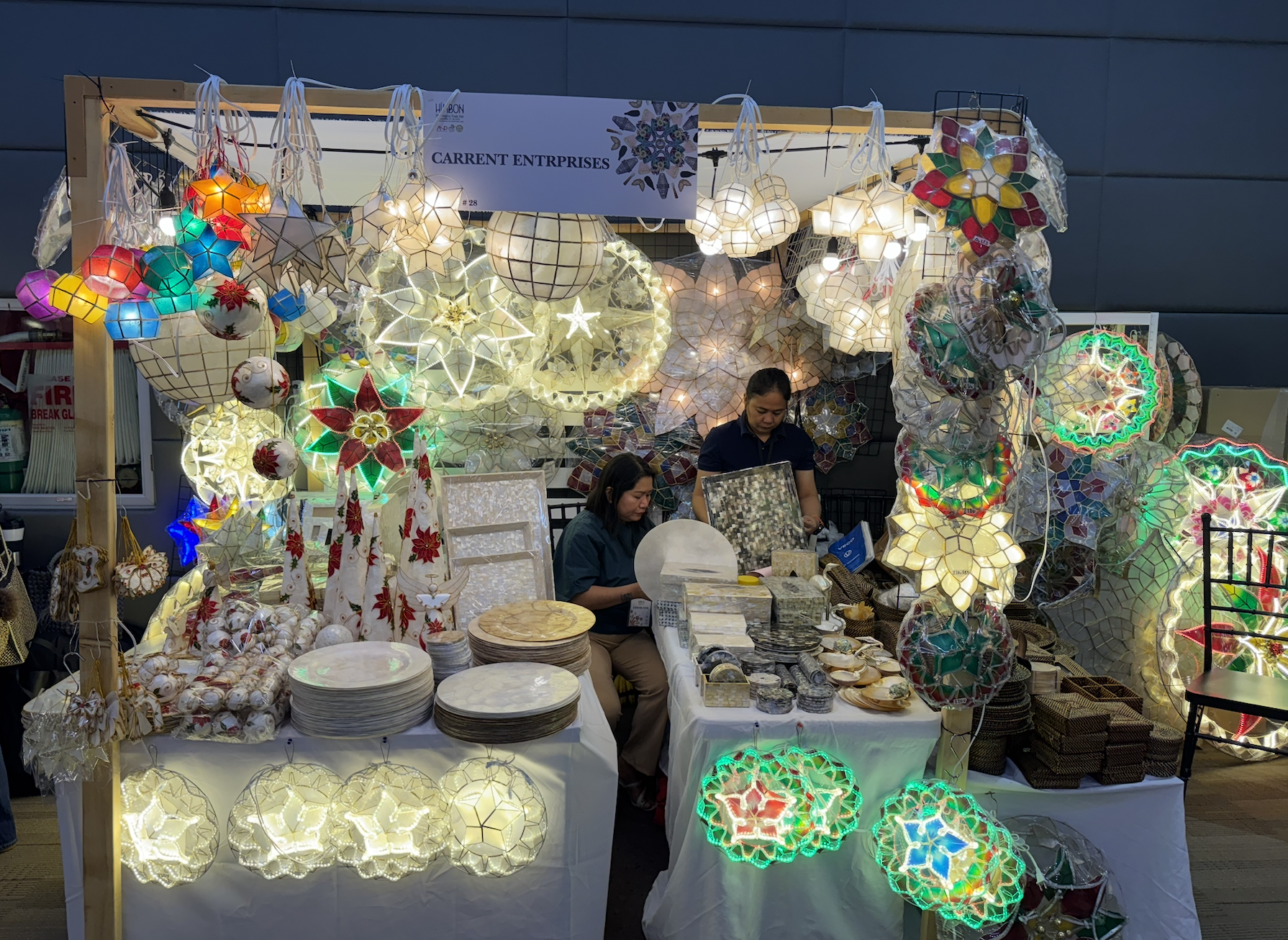 Sau bão, người dân và du khách Philippines đổ xô đi hội chợ ngày cuối tuần - Ảnh 8.