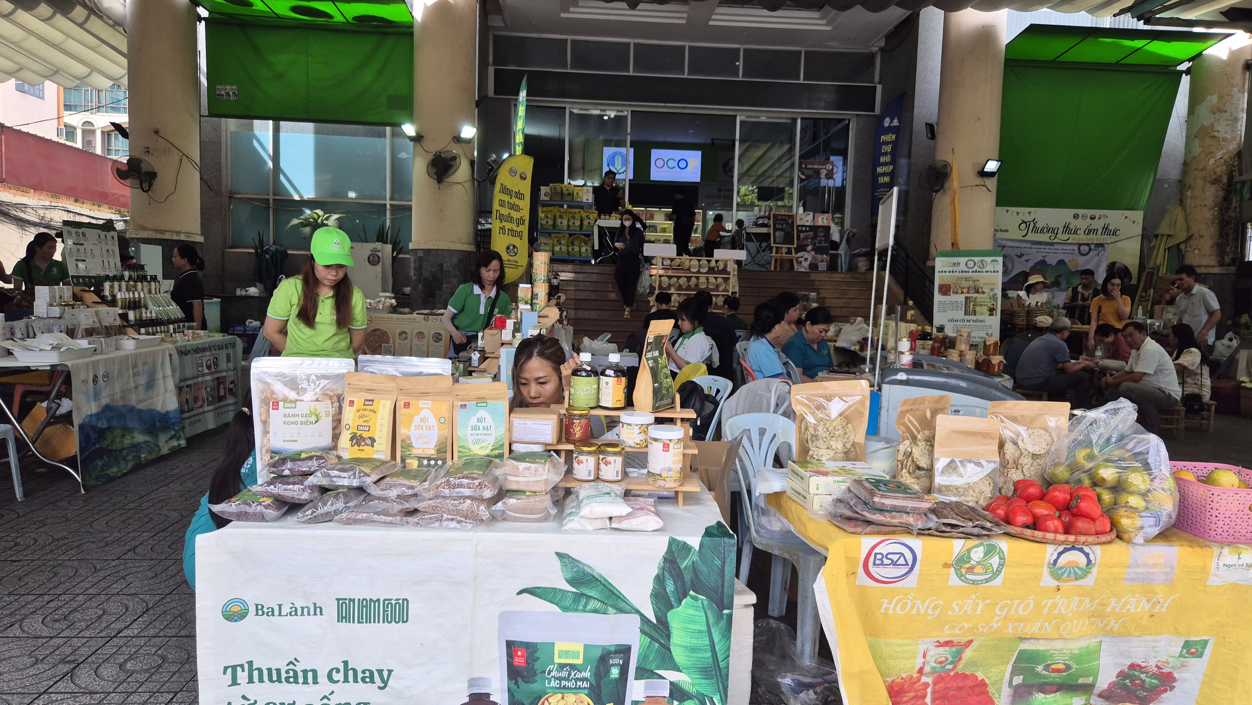 Người dân TP HCM hào hứng với quả chòi mòi tươi, bánh hạt kơ nia - Ảnh 2.