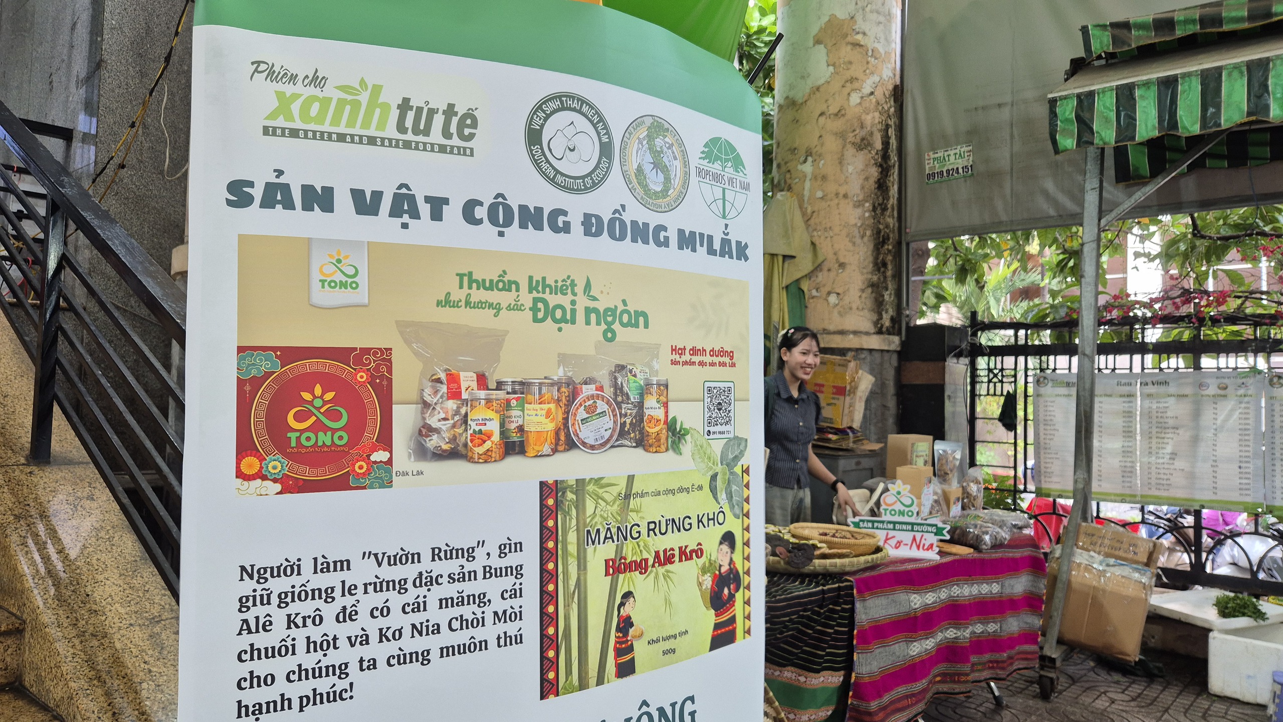 Người dân TP HCM hào hứng với quả chòi mòi tươi, bánh hạt kơ nia - Ảnh 3.