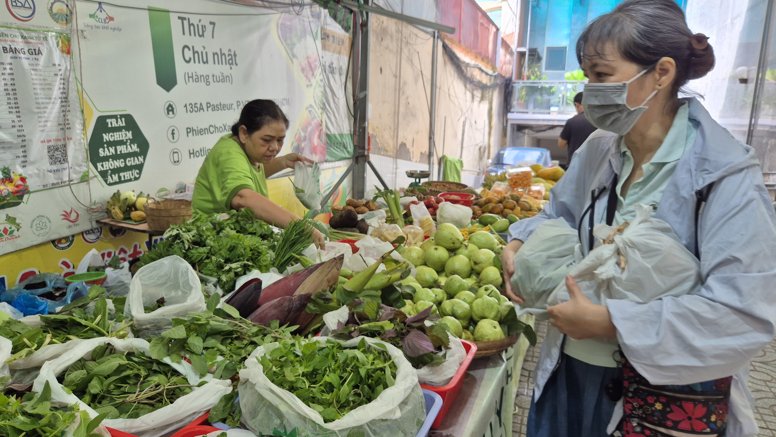 Người dân TP HCM hào hứng với quả chòi mòi tươi, bánh hạt kơ nia - Ảnh 4.