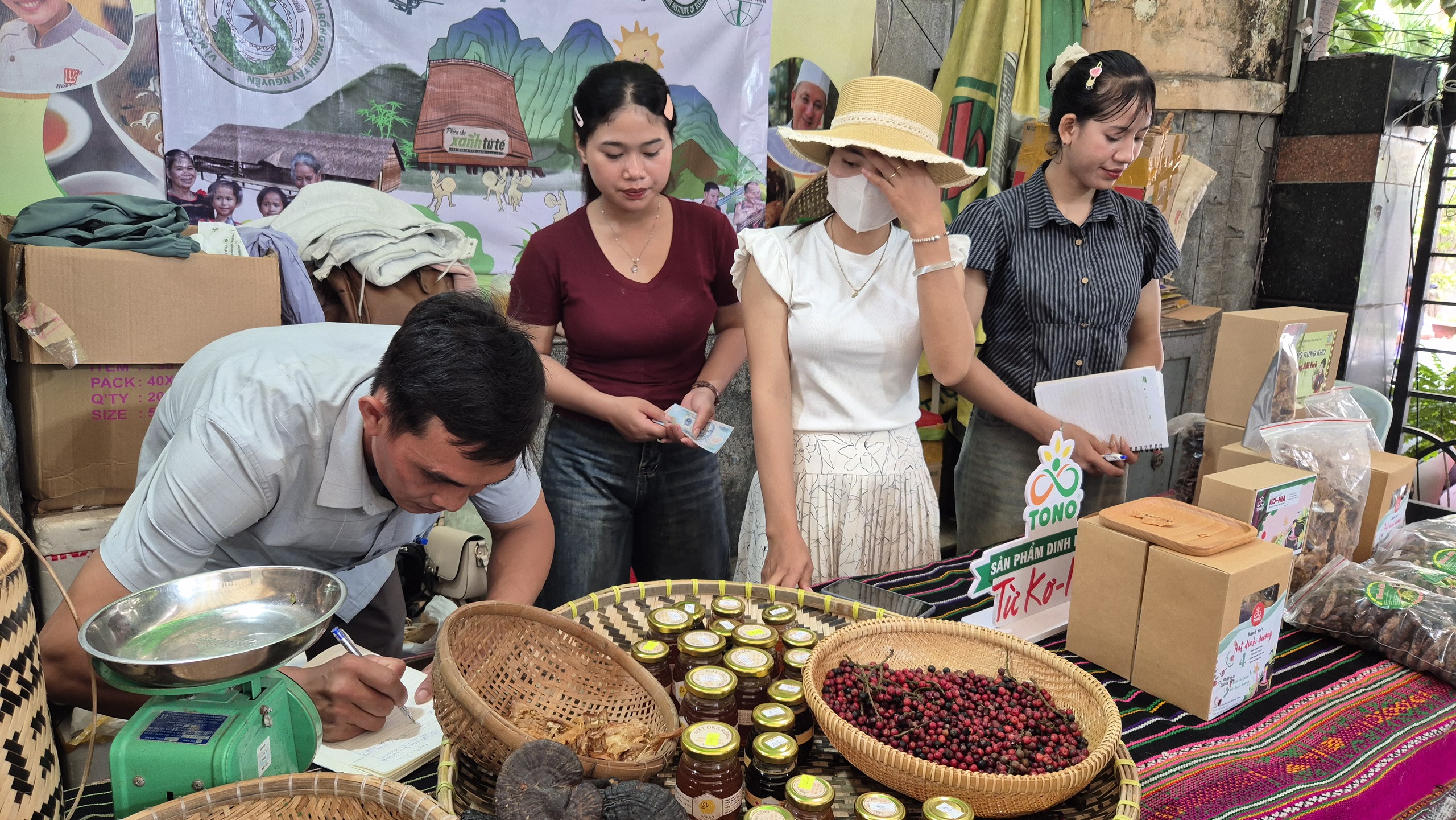 Mê mẩn sản vật Tây Nguyên tại chợ phiên đặc biệt TP HCM - Ảnh 1.