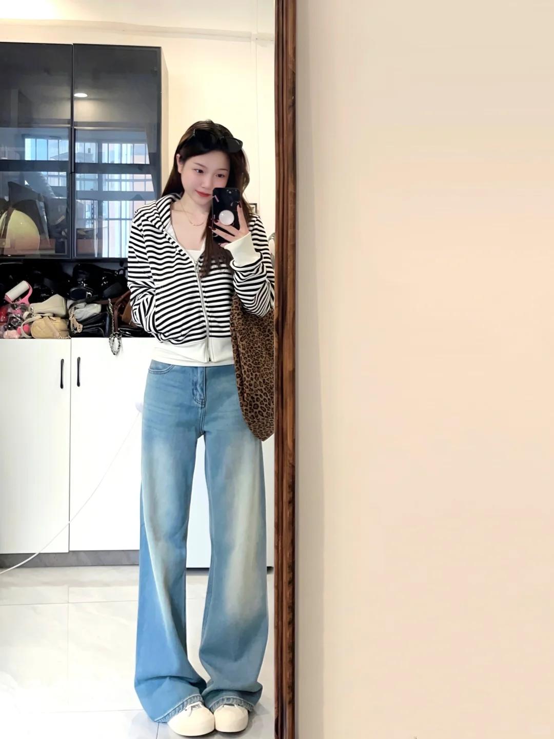 Không phải blazer hay váy hoa, “áo kẻ sọc” mới là item đáng sắm nhất mùa thu - Ảnh 5. Không phải blazer hay váy hoa, “áo kẻ sọc” mới là item đáng sắm nhất mùa thu - Ảnh 5.