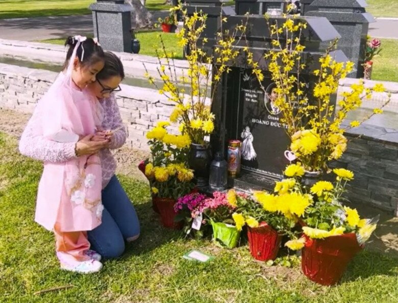 Bình Phương thường xuyên đưa con gái ra thăm mộ của bố.