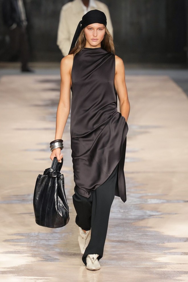 Sắc thái của gam nâu giúp các tín đồ 'cân' mọi phong cách- Ảnh 4. Sắc thái của gam nâu giúp các tín đồ 'cân' mọi phong cách- Ảnh 4.