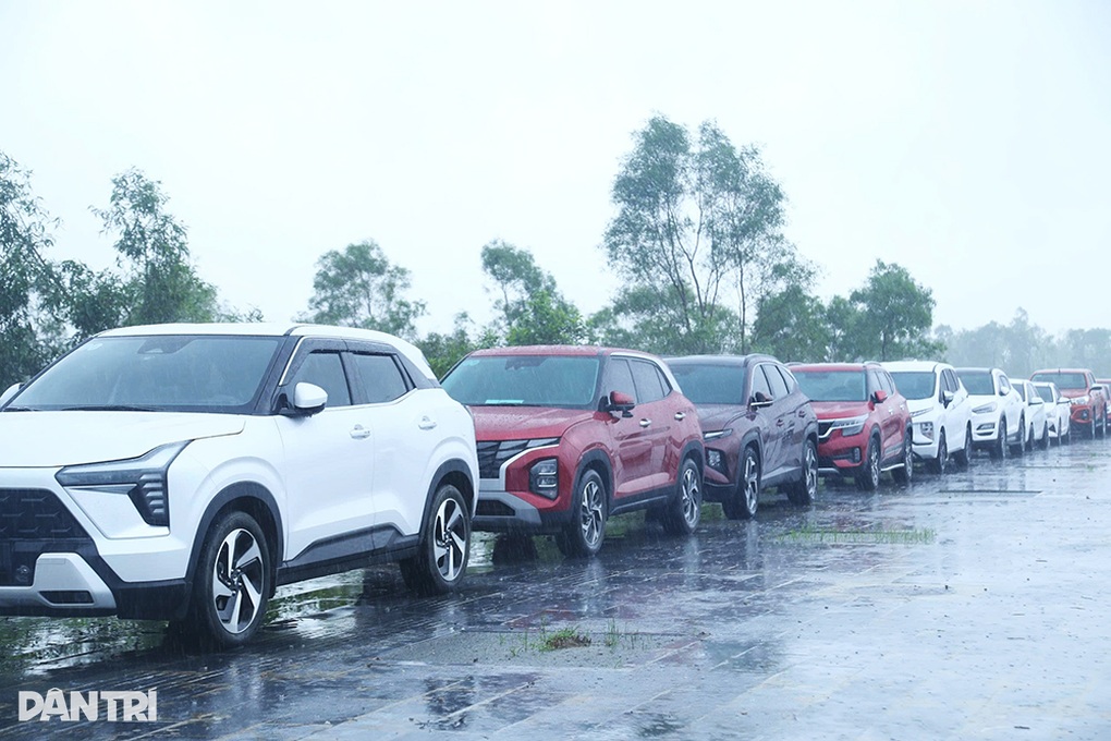 Hàng trăm ô tô được đưa đến công viên, vỉa hè tránh bão Bualoi - 2