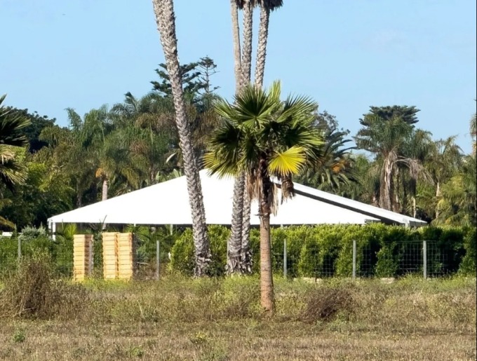 Đám cưới Selena Gomez khai hội: Dàn xe siêu sang xuất hiện, rò rỉ hình ảnh những vị khách hạng A đầu tiên! - Ảnh 10.