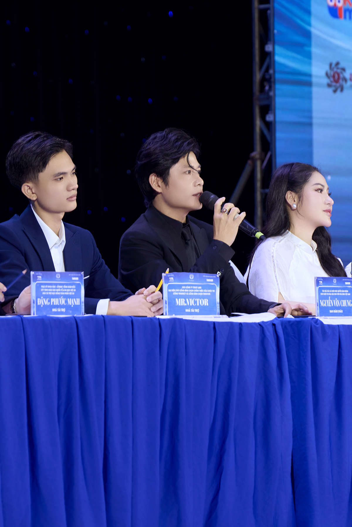 Nhạc sĩ Nguyễn Văn Chung ngồi ghế nóng Hoa hậu Sinh viên Hòa bình Việt Nam - Ảnh 4.