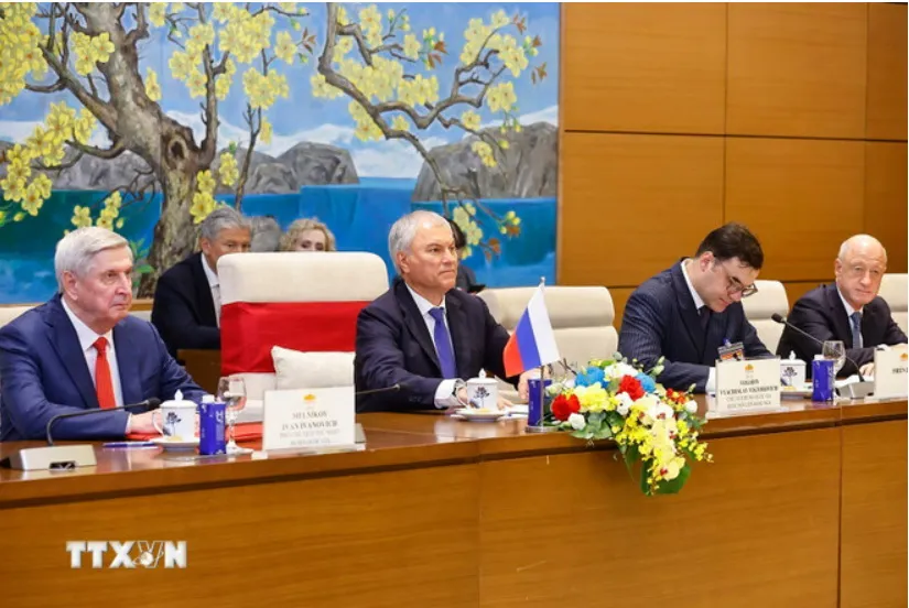 Chủ tịch Duma Quốc gia Quốc hội Liên bang Nga Vyacheslav Volodin và đoàn Liên bang Nga tại cuộc hội đàm với Chủ tịch Quốc hội Trần Thanh Mẫn. Ảnh: TTXVN 2809C.jpg