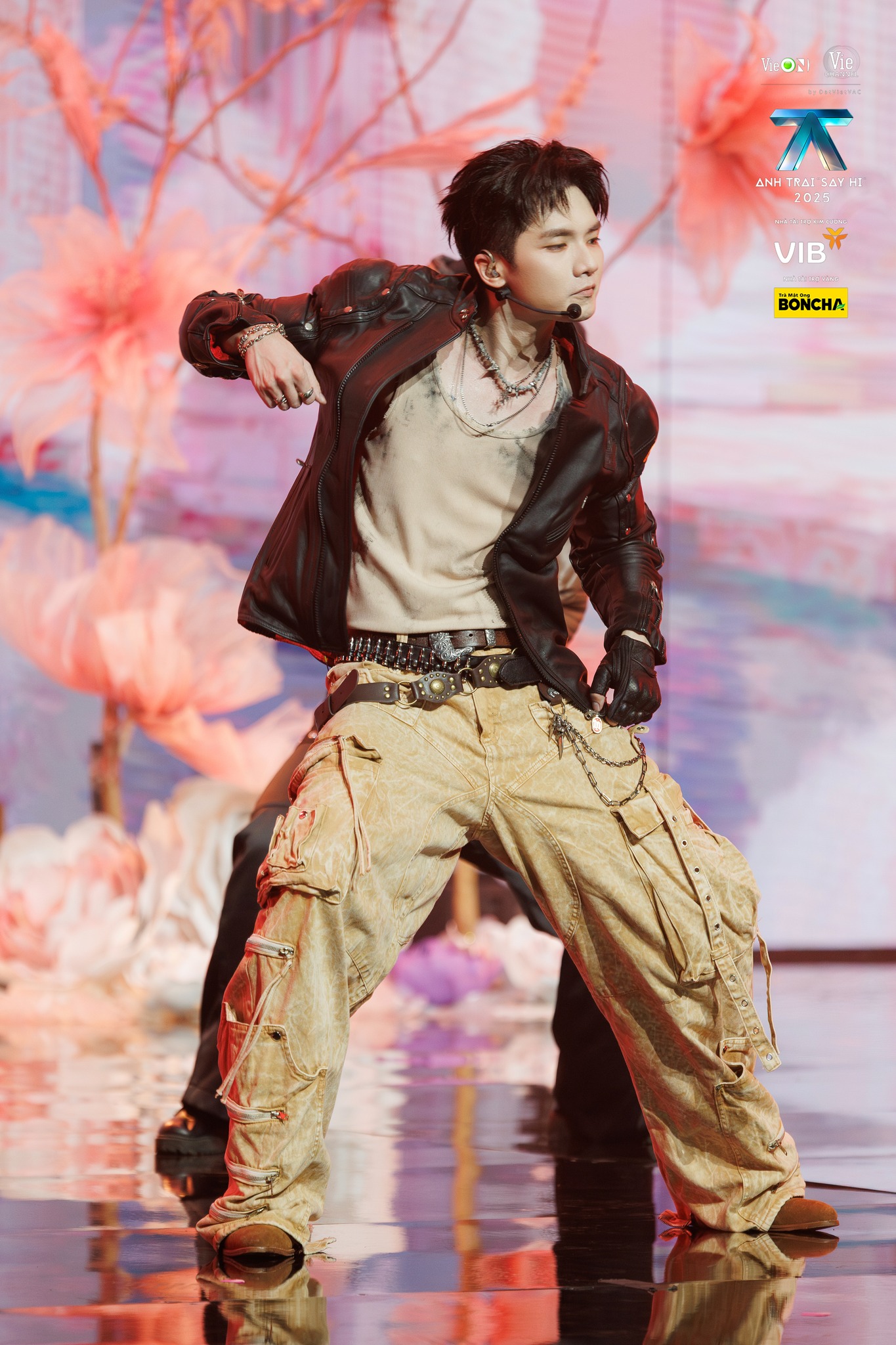 Live Stage 1 Anh Trai Say Hi mùa 2: Chạm tay là có hit, nhưng dàn sao kém tiếng vẫn khó bật lên giữa các anh lớn- Ảnh 11. Live Stage 1 Anh Trai Say Hi mùa 2: Chạm tay là có hit, nhưng dàn sao kém tiếng vẫn khó bật lên giữa các anh lớn- Ảnh 11.