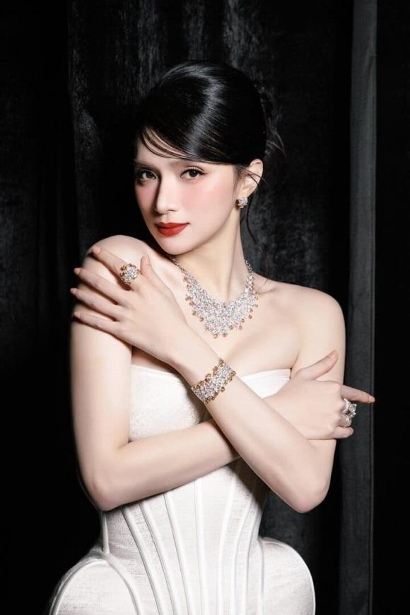 Miss Universe 2025, sao Việt, Hương Giang, hoa hậu Hương Giang