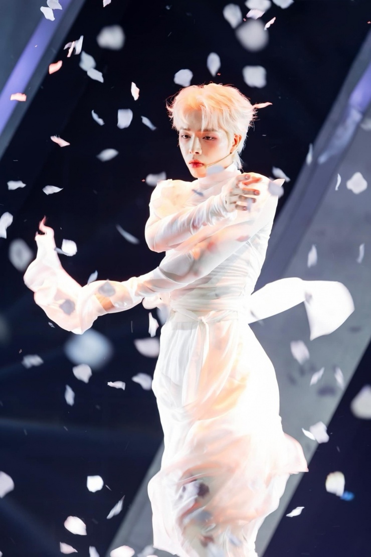 Phong cách của Đức Phúc được xây dựng dựa trên sự học hỏi các idol Hàn Quốc - một chút thư sinh, một chút phá cách, nữ tính hóa, linh hoạt.