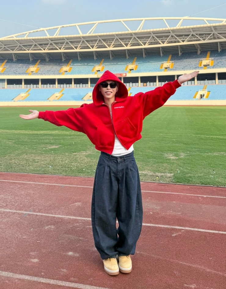 Đời thường, anh luôn chọn quần jeans rộng thùng thình, pha trộn giữa unisex, Y2K. Ca sĩ cho biết không ngại việc mặc quần thụng có thể khiến vẻ ngoài trông thấp bé hơn. Anh ưu tiên sự thoải mái, mặc theo sở thích.