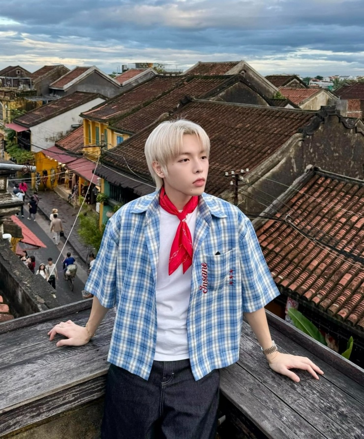 Trong một chuyến du lịch Hội An, ca sĩ dùng sơ mi làm áo khoác, kết hợp áo phông trơn và quần ống rộng, khăn quàng.