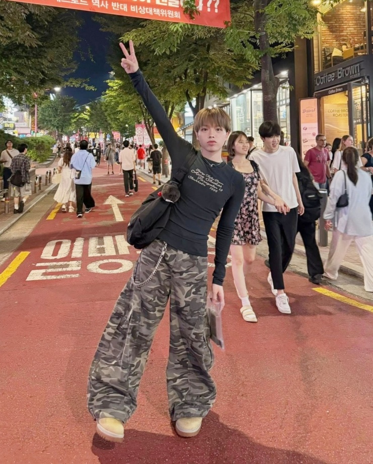 Thời trang đường phố mang hơi thở đầu thập niên 2000 với áo thun bó và quần túi hộp.