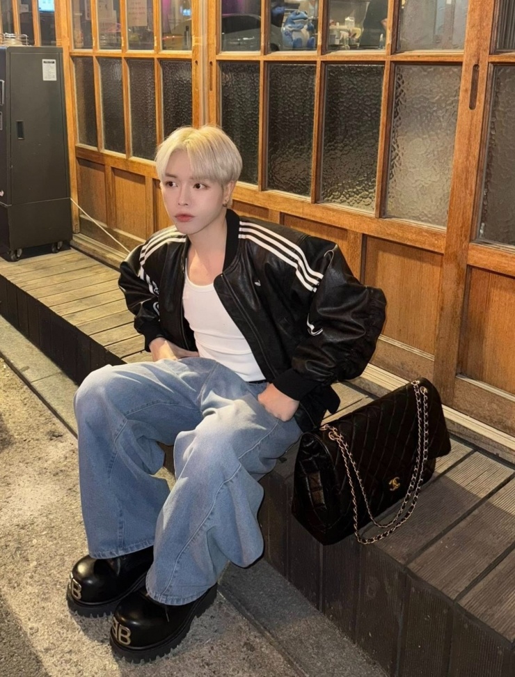 Để tôn chiều cao, Đức Phúc ưu tiên những loại giày platform, chunky có đế cao và dày. Một trong những đôi được anh sử dụng là thiết kế của Balenciaga. Tủ đồ của anh còn có một số ít túi xách của Chanel, Saint Laurent. Đức Phúc cho biết anh không hoang phí tiền vào hàng hiệu, du lịch sang chảnh mà dồn vào đầu tư cho các sản phẩm âm nhạc.